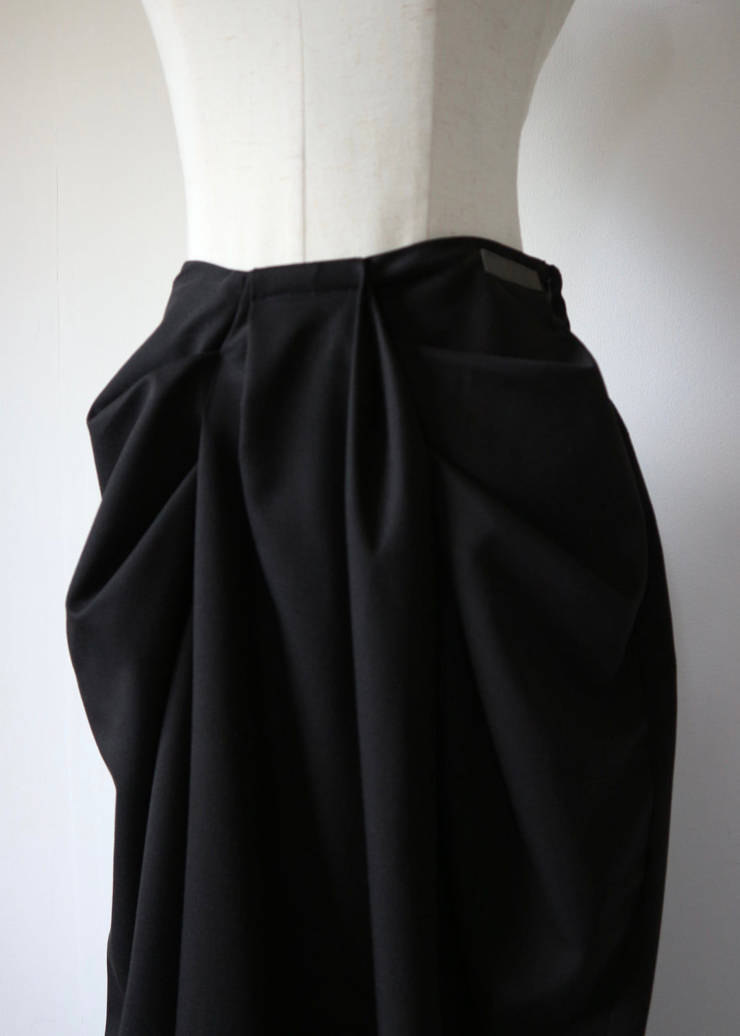 ドレープスラックスパンツ-BLACK-