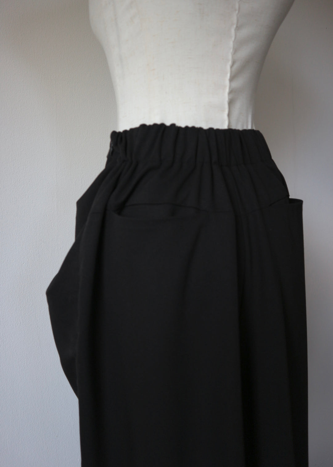 ドレープスラックスパンツ-BLACK-