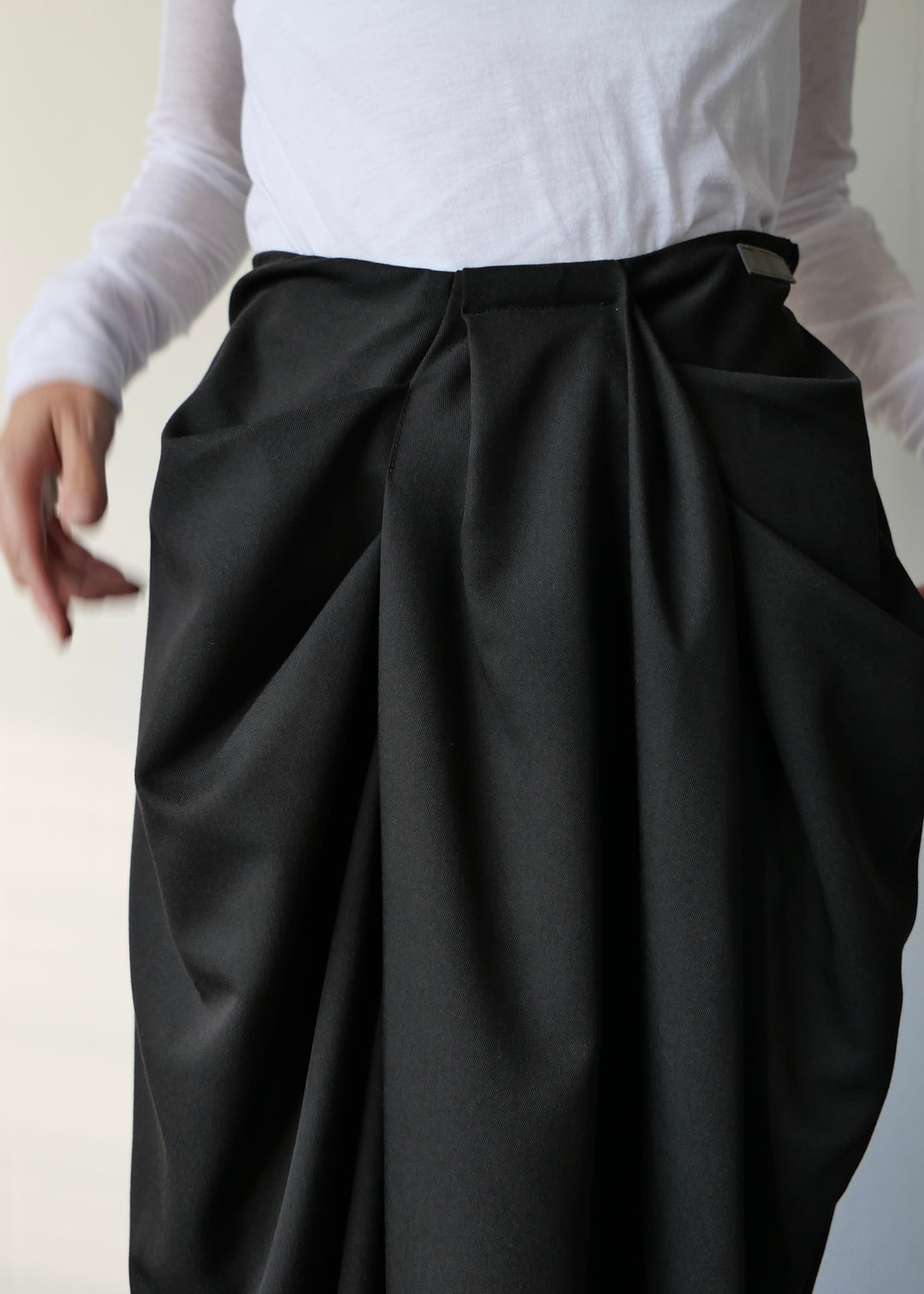 ドレープスラックスパンツ-BLACK-