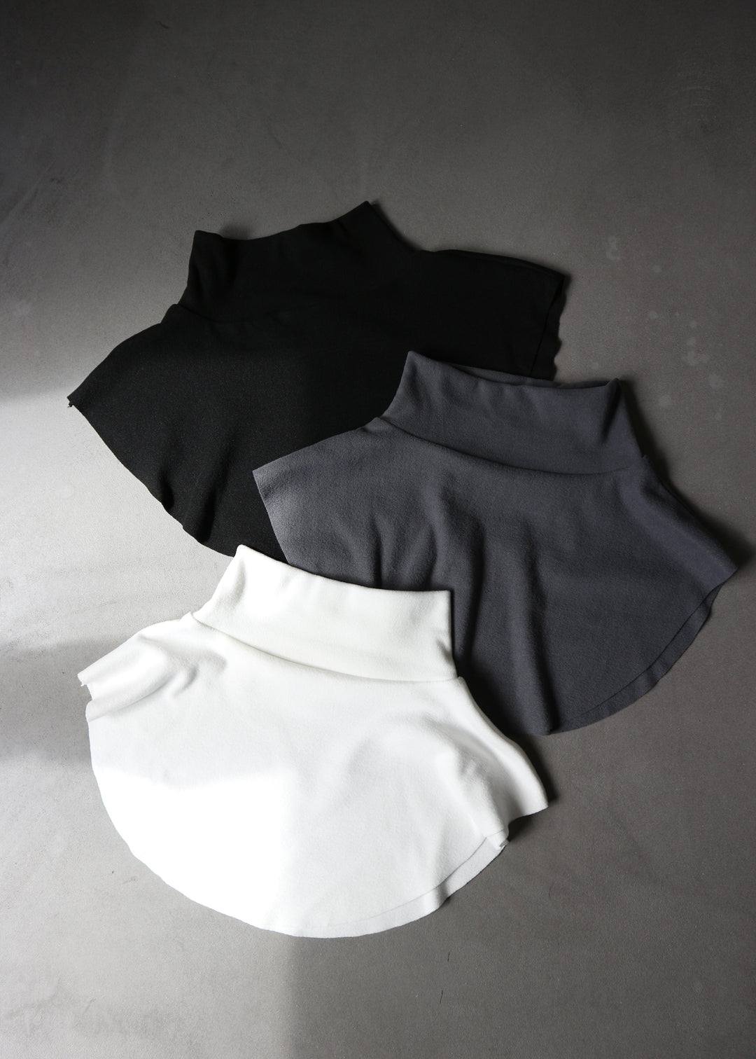 レイヤードハイネックカラー