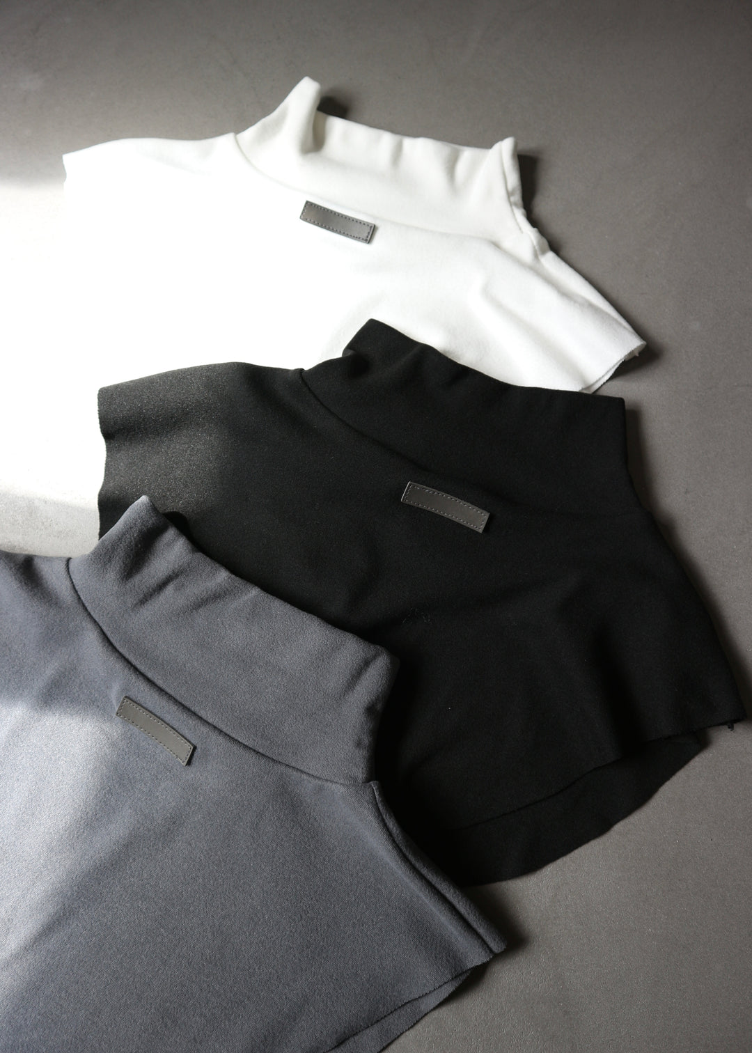 レイヤードハイネックカラー