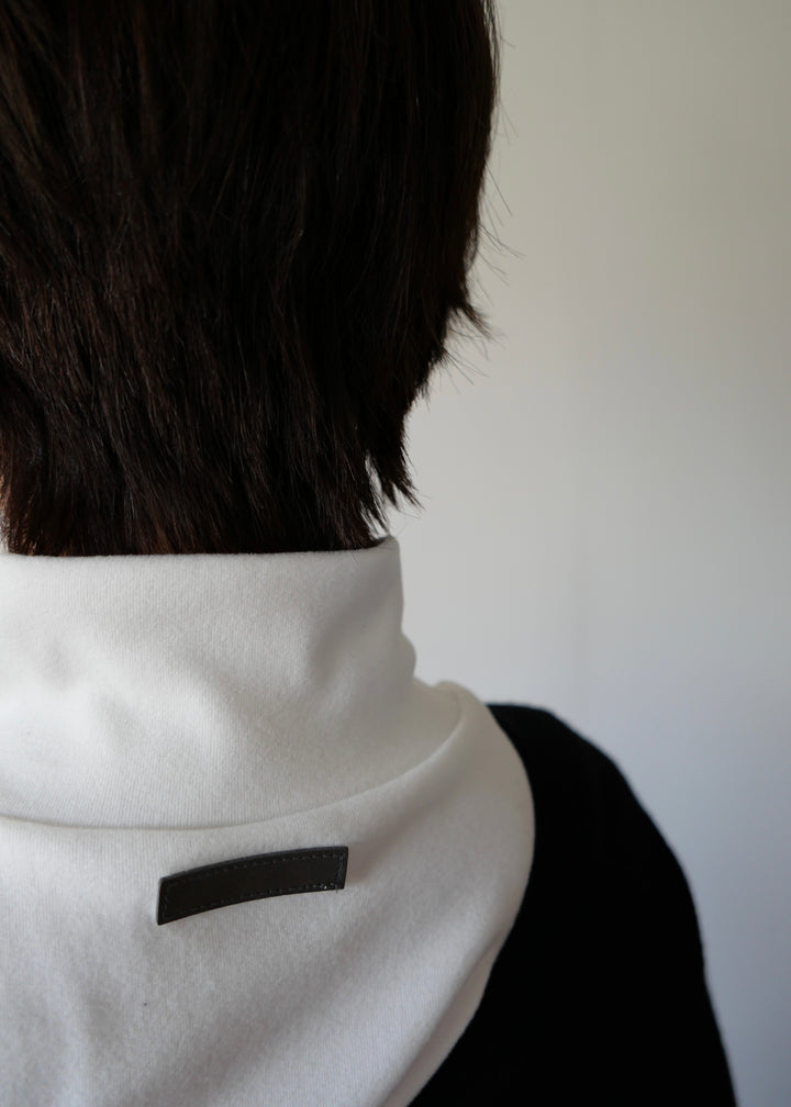 レイヤードハイネックカラー