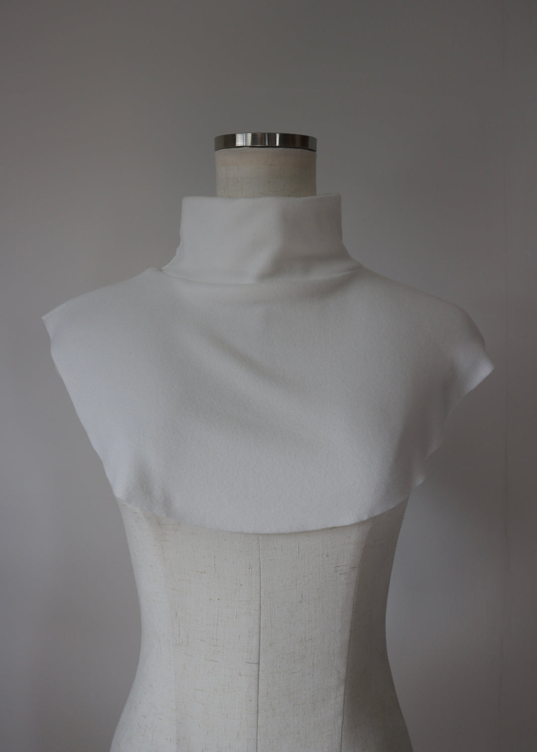 レイヤードハイネックカラー