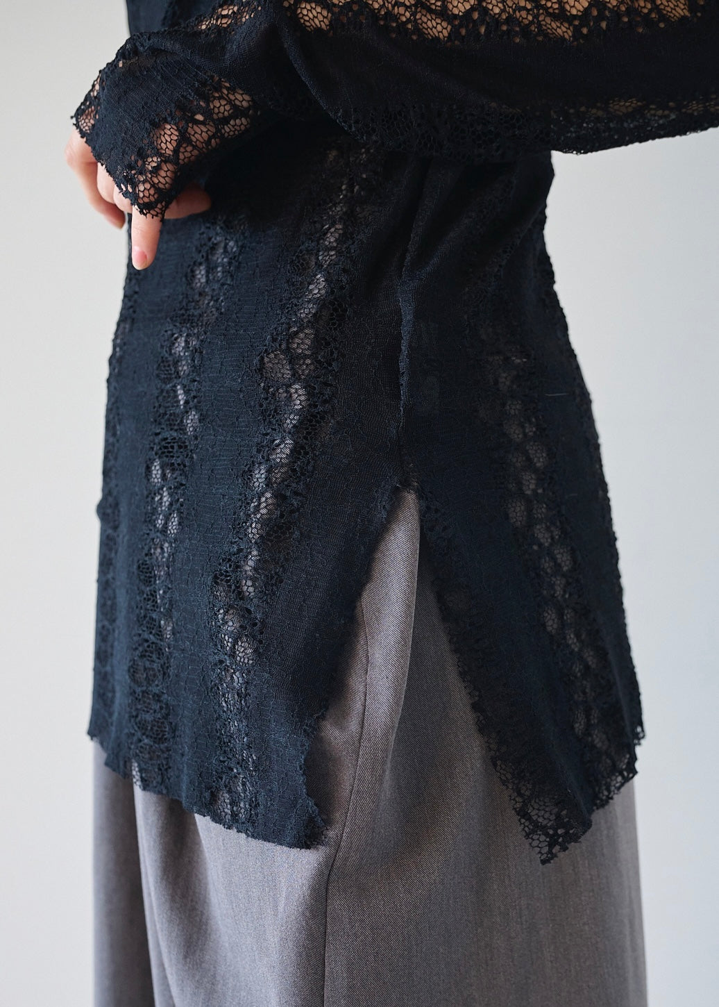 サイドスリットレーストップス