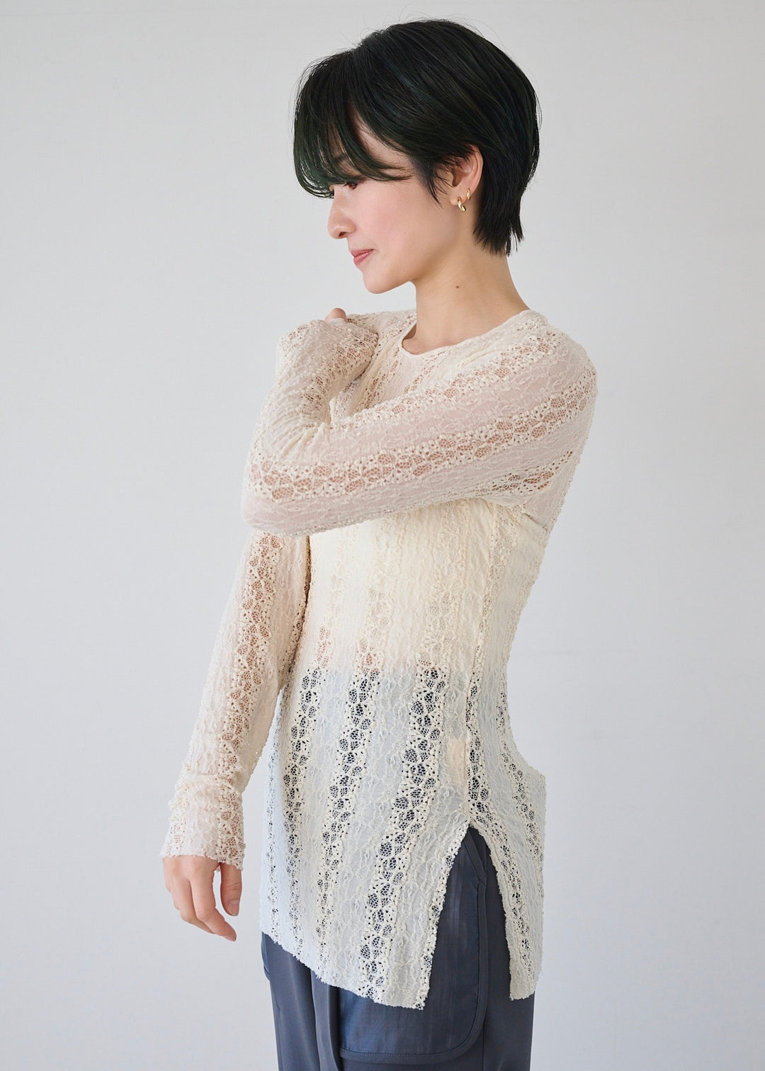 サイドスリットレーストップス