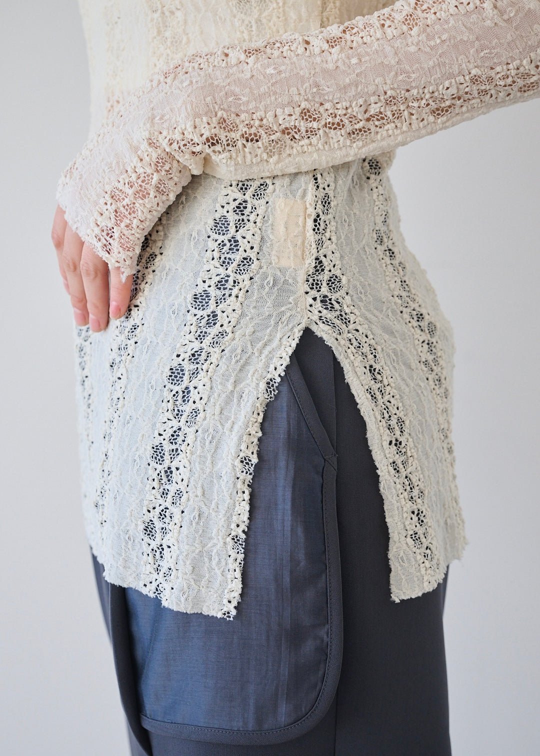 サイドスリットレーストップス