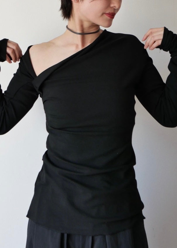 スラッシュネックトップス