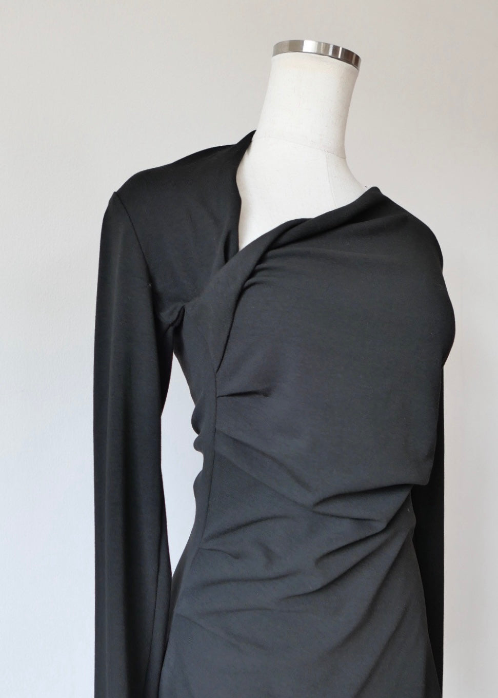 スラッシュネックトップス