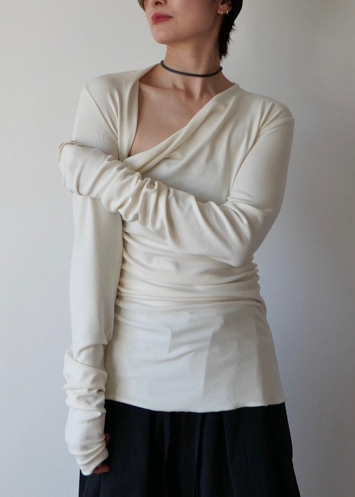 スラッシュネックトップス