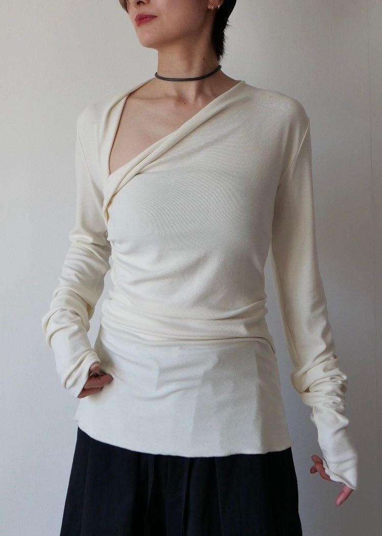 スラッシュネックトップス