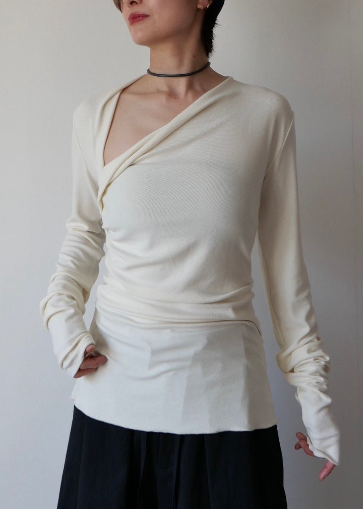 スラッシュネックトップス