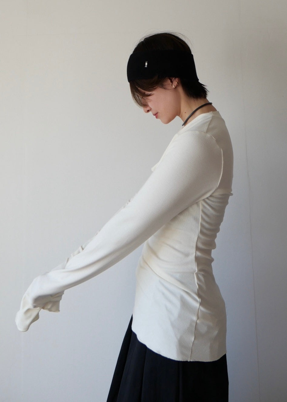 スラッシュネックトップス