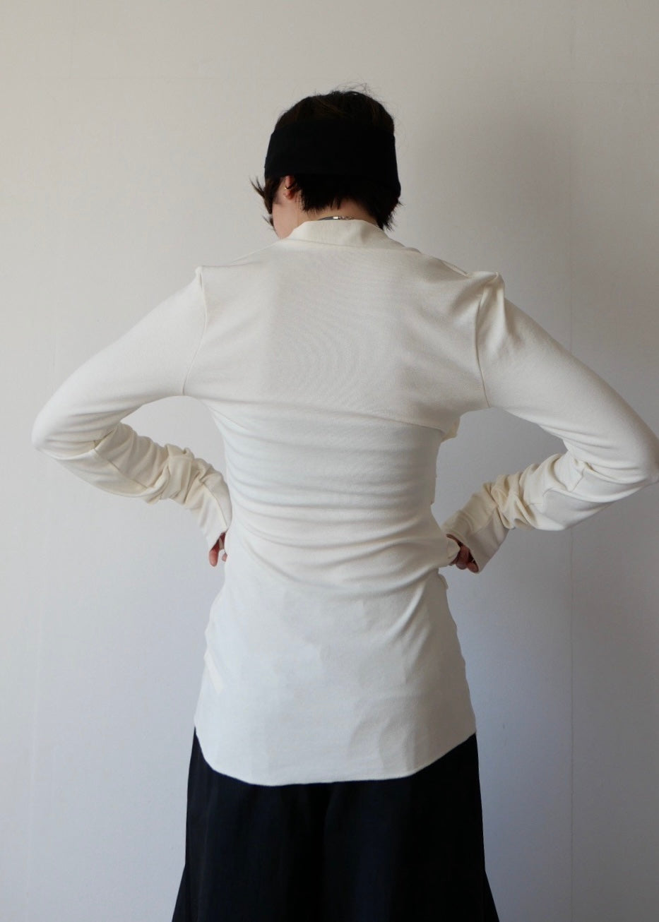 スラッシュネックトップス