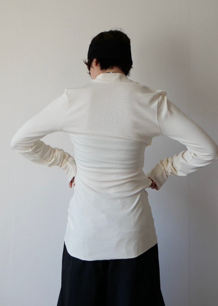 スラッシュネックトップス