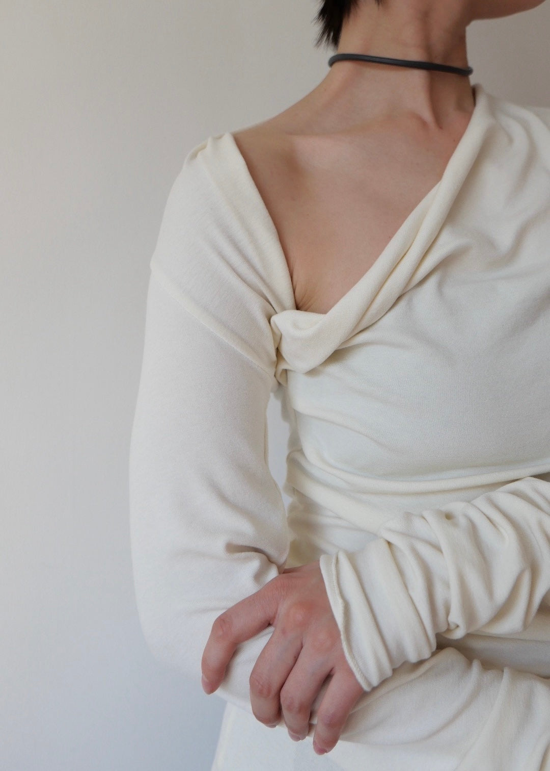 スラッシュネックトップス