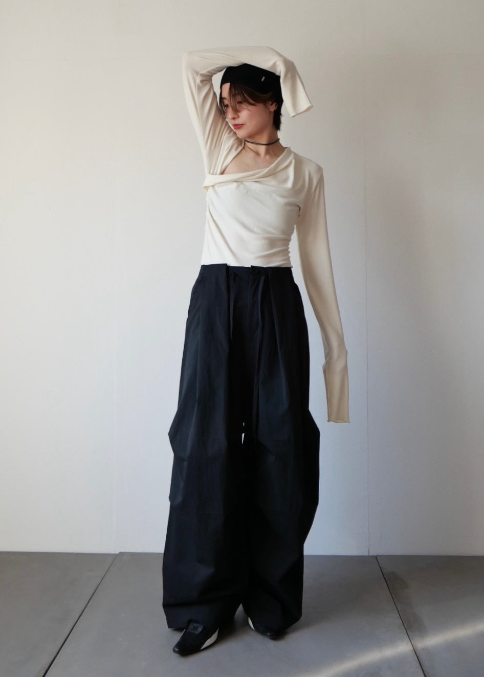 スラッシュネックトップス