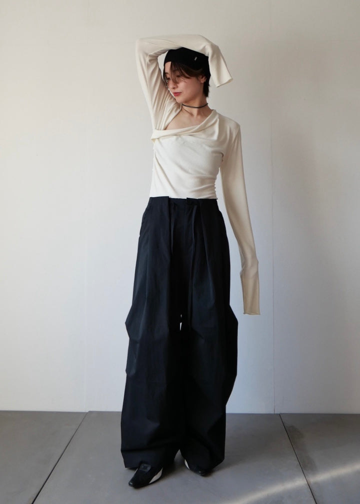 スラッシュネックトップス