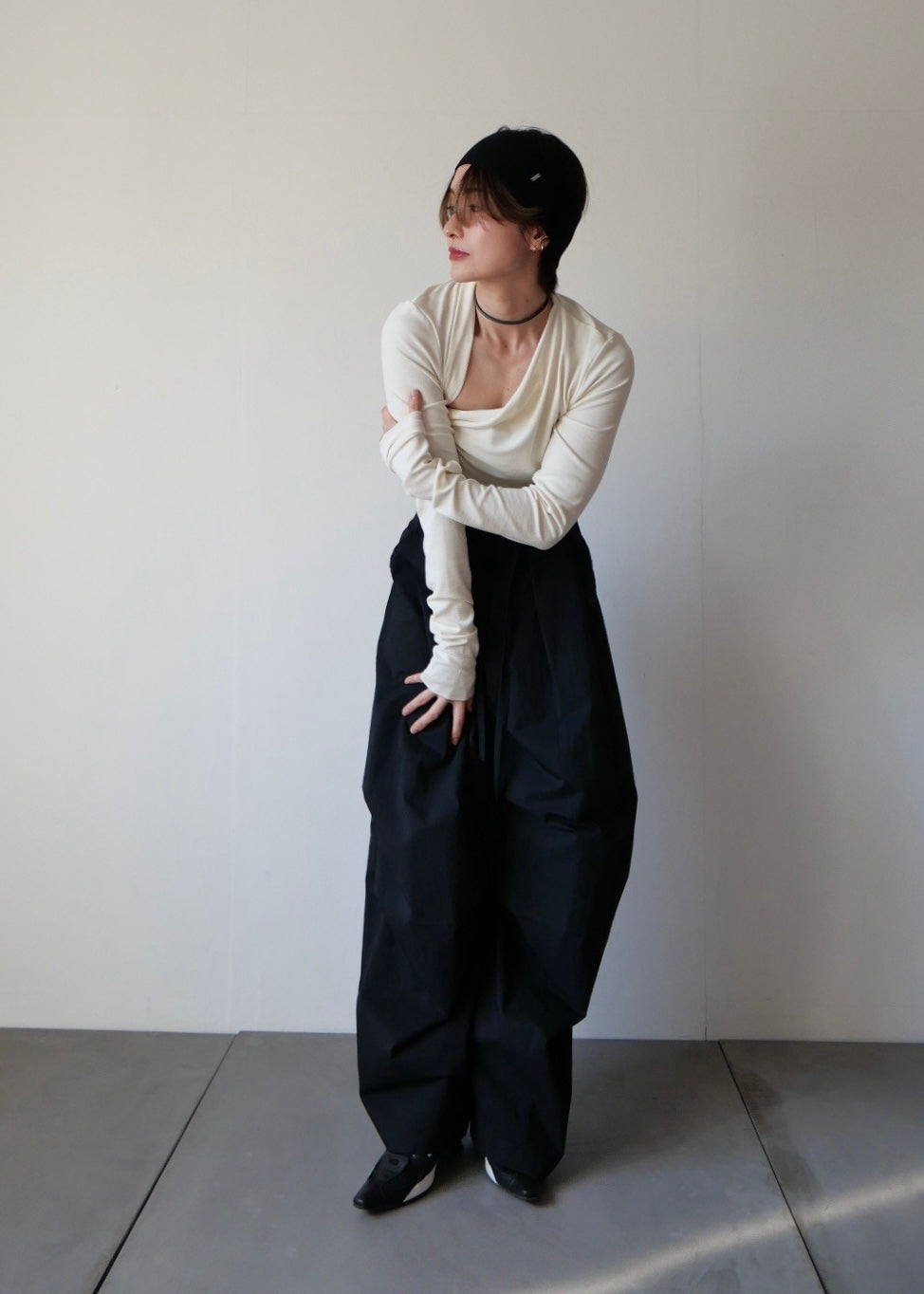 スラッシュネックトップス