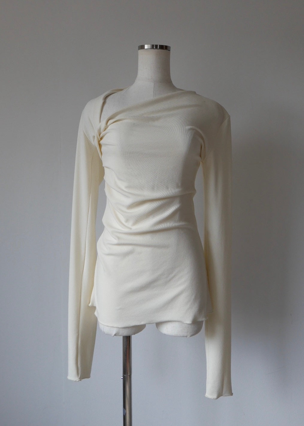 スラッシュネックトップス