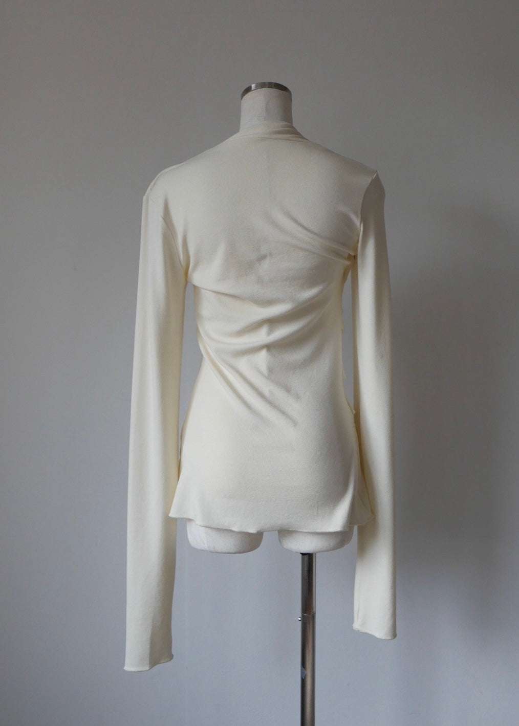 スラッシュネックトップス