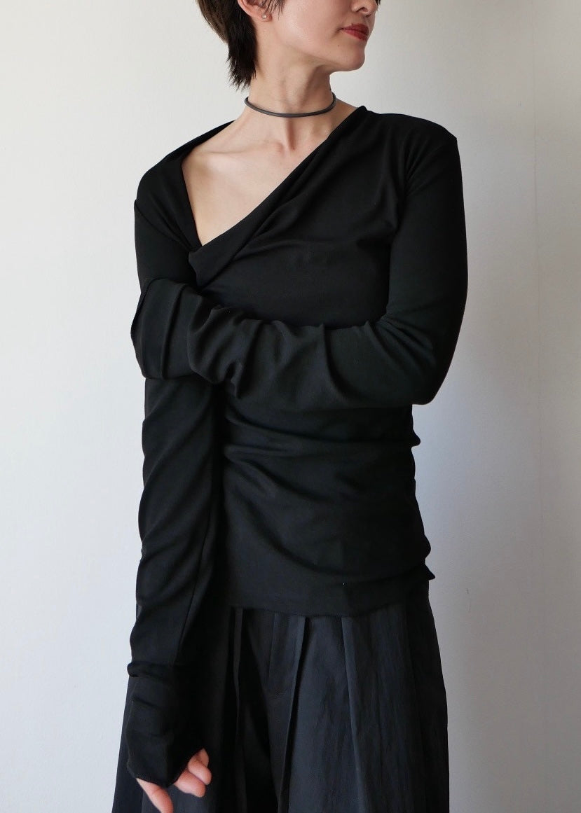 スラッシュネックトップス