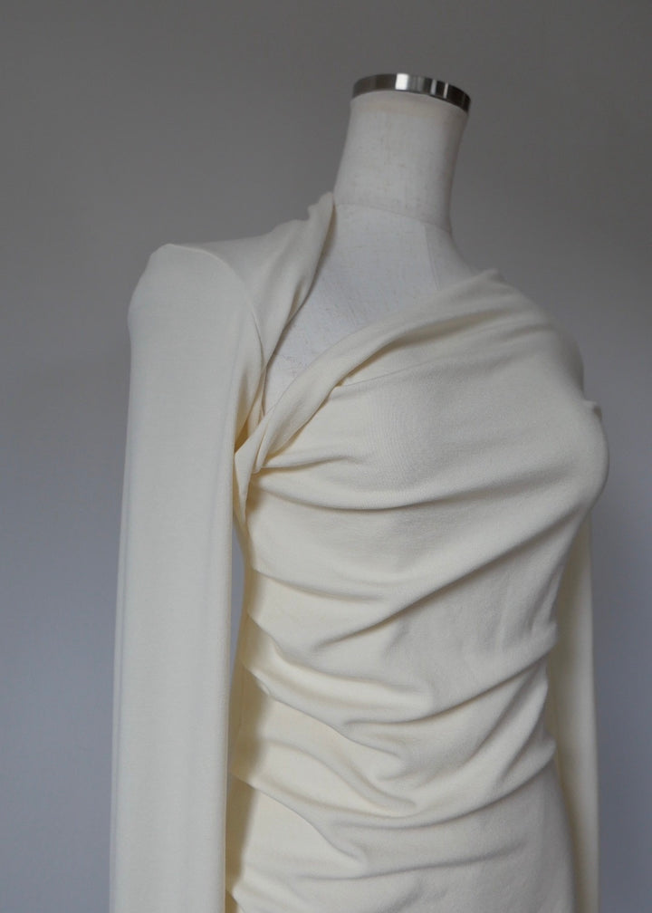 スラッシュネックトップス