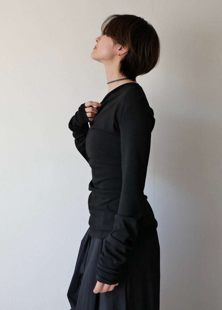 スラッシュネックトップス