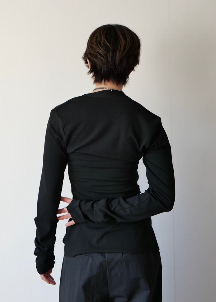 スラッシュネックトップス