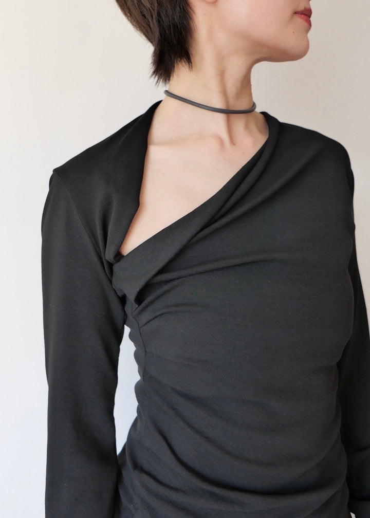 スラッシュネックトップス