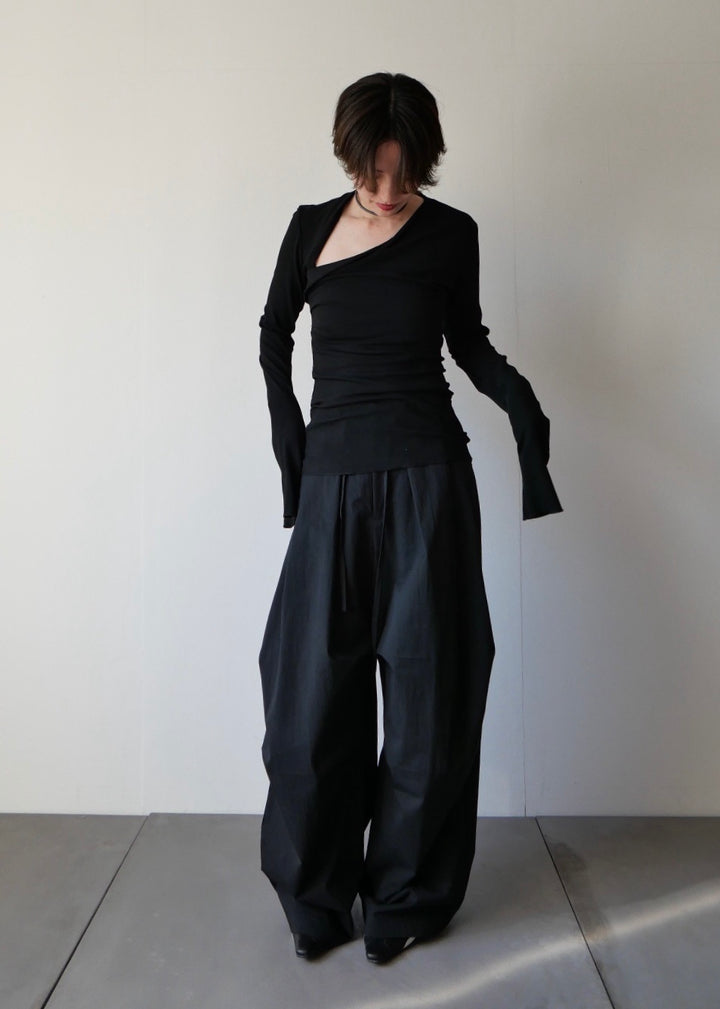 スラッシュネックトップス