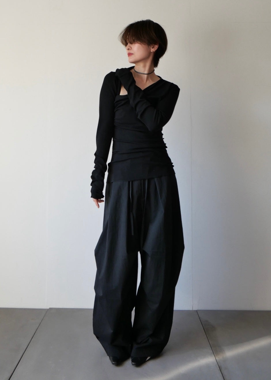 スラッシュネックトップス