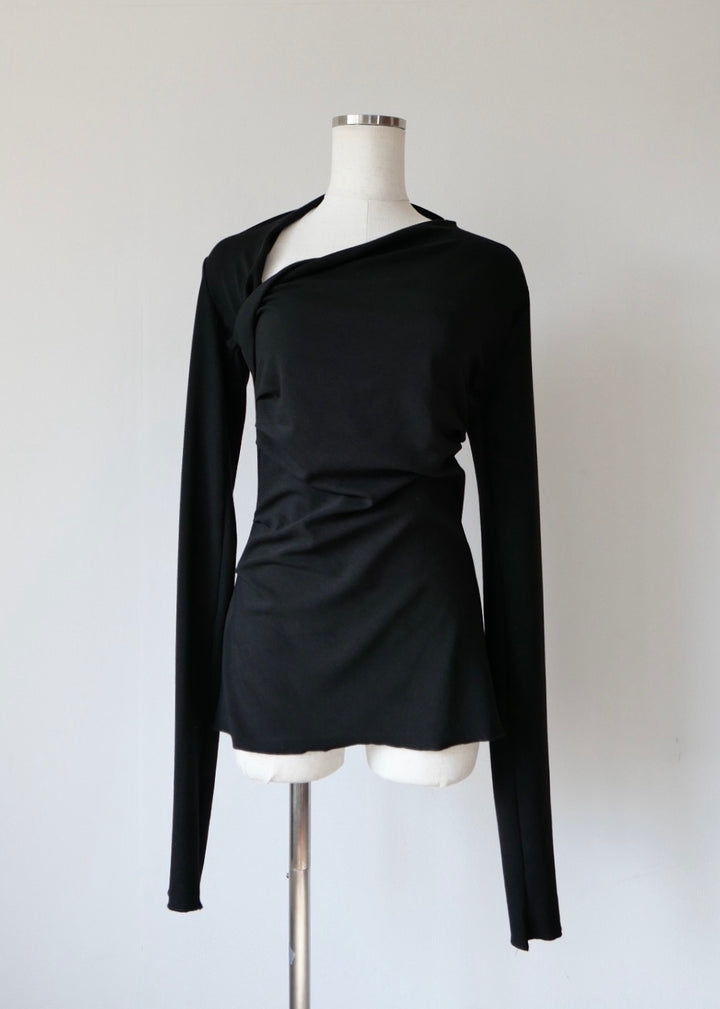 スラッシュネックトップス