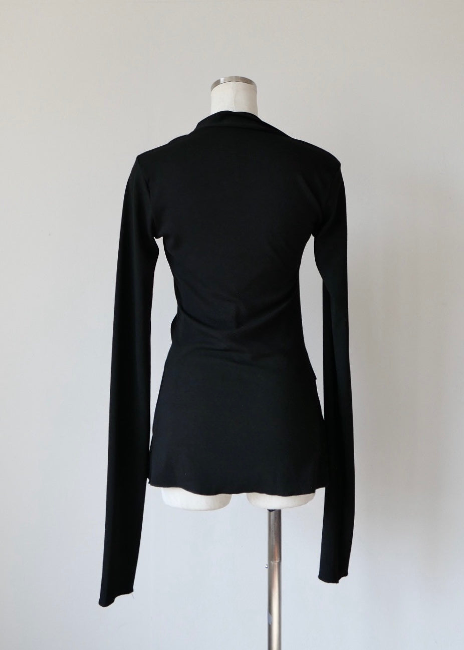 スラッシュネックトップス