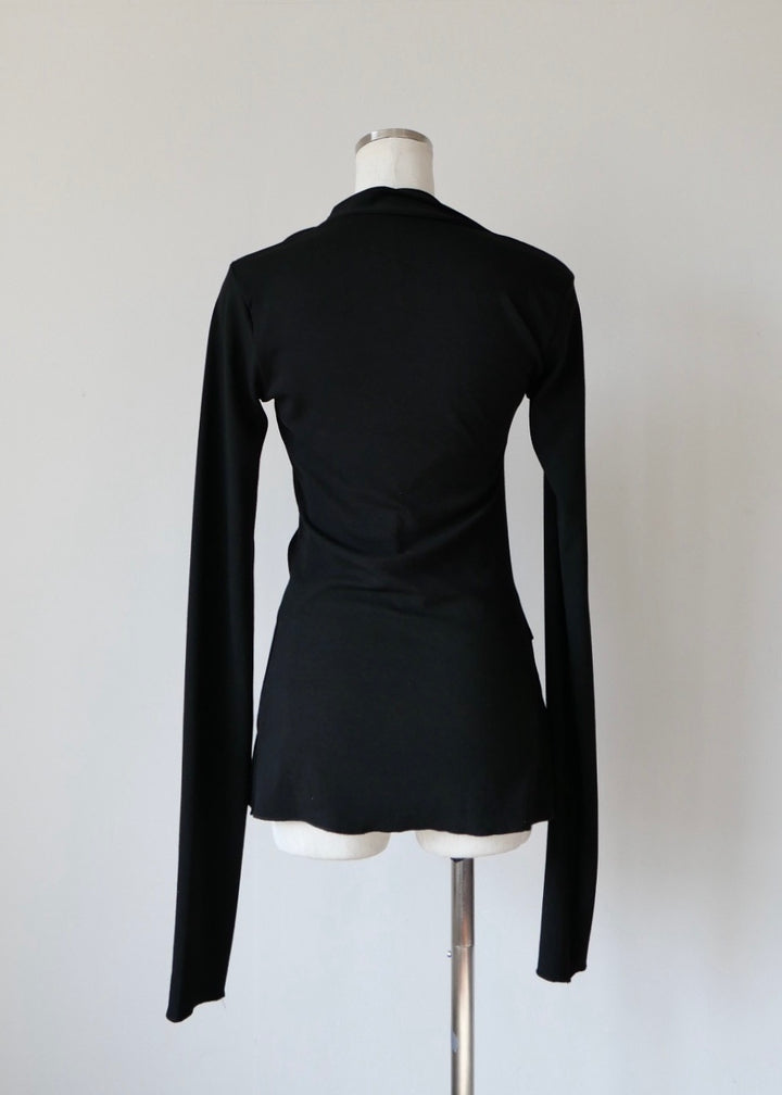 スラッシュネックトップス