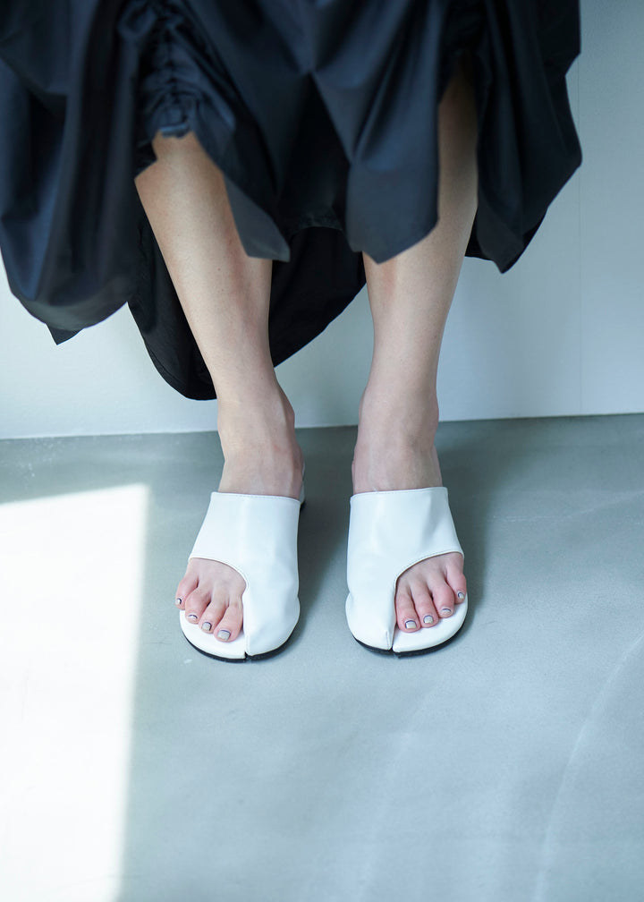 アシンメトリートングサンダル